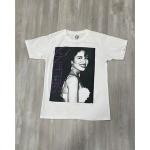 Selena Quintanilla‎ T-Shirt Size Small Short Sleeve Crew Neck Graphic Portrait